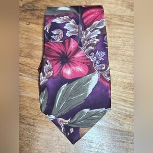 Beautiful Valeriano Collection Men’s Silk Tie Purple W/Pink Flowers Necktie